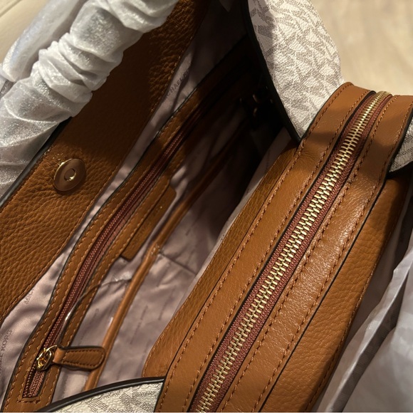 Michael Kors Fulton handbag. Large charm shoulder tote.  Vanilla. - Picture 4 of 16